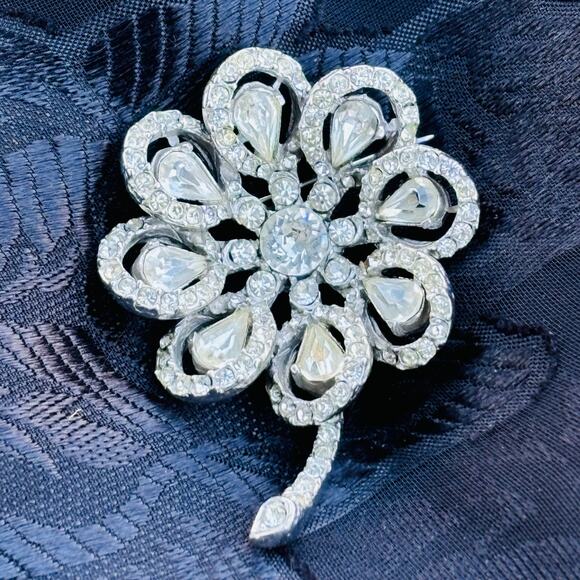 Vintage Jewelry - Vintage Rhinestone Flower Brooch Pin